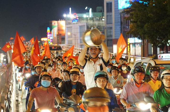 Hòa chung không khí với Thủ đô, tại thành phố mang tên Bác cũng sôi nổi không kém. Dù tắc đường kéo dài nhưng có lẽ hiếm khi mặt ai cũng tươi cười hớn hở như vậy.