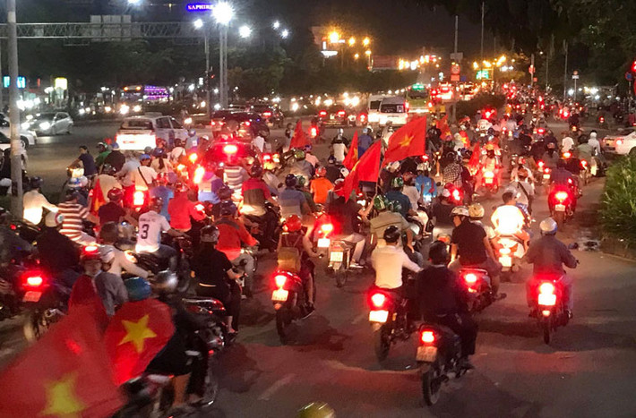 Cờ đảo rợp các con phố.