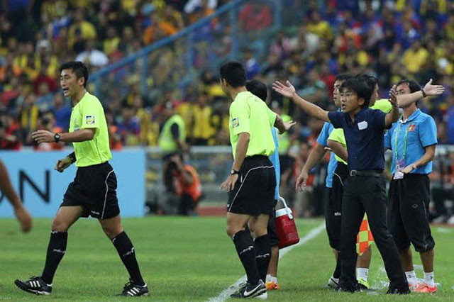 Ma Ning thường làm nhiệm vụ cầm còi chính ở giải Chinese Super League (VĐQG Trung Quốc) từ năm 2010. Dù có kinh nghiệm điều khiển các trận đấu đỉnh cao trong 8 năm qua, ông Ma Ning vẫn chưa một lần được tham gia cầm còi ở một vòng chung kết World Cup hay Asian Cup.