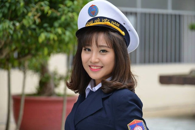 Tấm hình giúp Trinh được nhiều người biết tới được chụp vào ngày 6/9 khi nữ sinh ĐH Hàng hải đang ngồi xem buổi lễ gặp mặt sinh viên mới của trường.