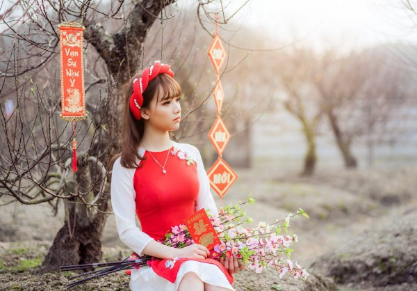Chẳng cần cầu kì, một bộ áo dài đỏ, thêm vài phụ kiện như câu chúc, bó hoa là các cô gái đã có ảnh đón Tết cực xinh rồi.