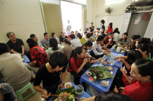 Mới đây, trong một lần giao lưu trực tuyến với người hâm mộ sau khi trở về từ Trung Quốc, khi được hỏi thích ăn món gì nhất, chàng trung vệ đội tuyển U23 Việt Nam tiết lộ món bún đậu mắm tôm là món khoái khẩu của mình và ăn cùng khi có dịp.