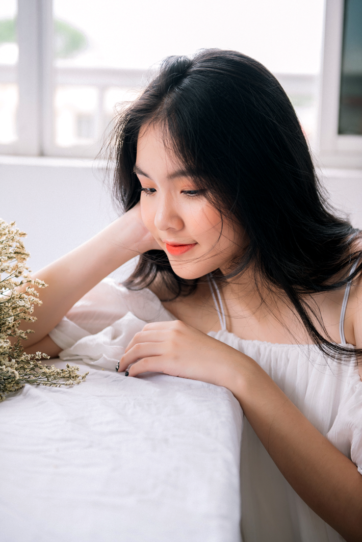 Theo đúng "bài vở" các cô gái xinh đẹp sẽ dùng MXH lớn nhất thế giới là Facebook để chia sẻ những khoảnh khắc cực ngọt ngào của mình. Tuy nhiên, đó chỉ là số đông và vẫn còn đó những cô gái mặc dù rất hấp dẫn nhưng vẫn chỉ dùng MXH để lưu giữ những khoảnh khắc thanh xuân của mình, điển hình như nữ sinh 10X Yên Bái mới đây.