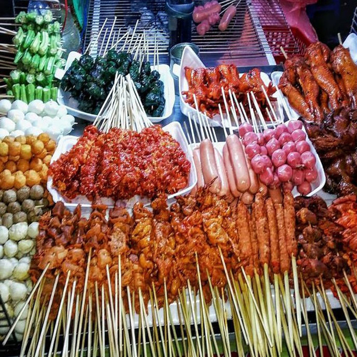 Nướng xiên: Dễ dàng chuẩn bị, đơn giản trong cách chế biến, thịt xiên nướng là gợi ý thích hợp cho những buổi dã ngoại cuối tuần cùng gia đình, bạn bè. Những que xiên đa dạng từ lòng, dồi, sụn lợn, rau củ… sẽ giúp bạn có ngay một bữa tiệc hoành tráng với đầy đủ món ăn đặc sắc, đẹp mắt. Ảnh: Iry728.
