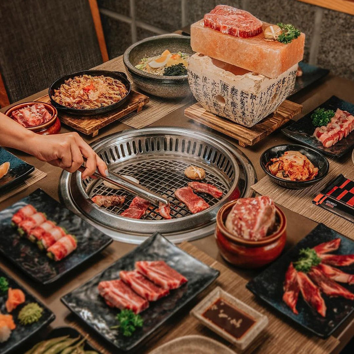Nướng bếp than: Những ngày đông giá lạnh, cùng gia đình quây quần bên bếp than ấm áp, thưởng thức đồ nướng sẽ là một gợi ý tuyệt vời dành cho bạn. Kiểu nướng than được sử dụng rộng rãi từ quán ăn vỉa hè đến nhà hàng sang trọng với giá cả phải chăng. Vì vậy, món ăn này rất được giới trẻ Hà thành yêu thích. Ảnh: Tonyptvn.