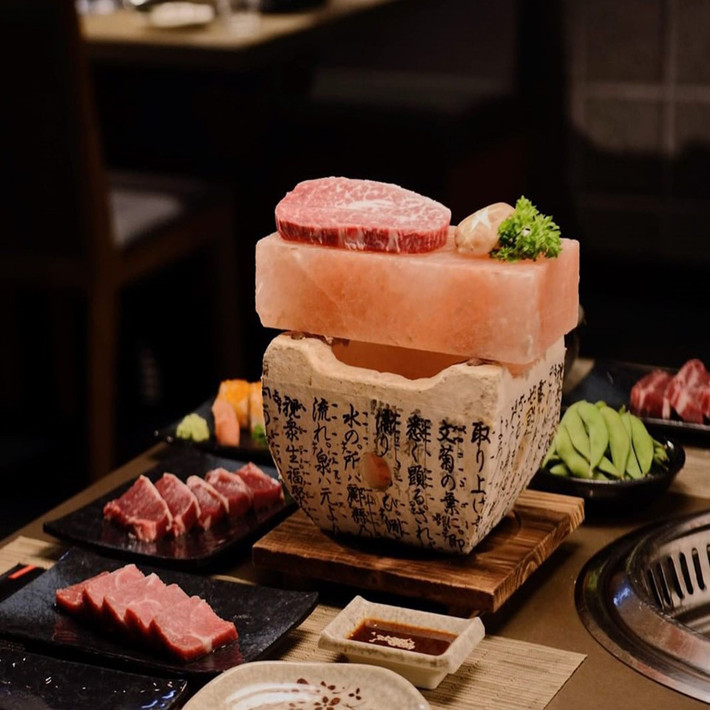 Nướng đá muối: Du nhập vào Việt Nam từ lâu nhưng gần đây món nướng đá muối mới được nhiều người biết đến. Vị đậm đà có sẵn trong đá muối, ngọt tự nhiên của thức ăn đã tạo nên hương vị vô cùng quyến rũ, không cần phải tẩm ướp thịt với bất kỳ loại gia vị nào khác. Ảnh: Thepandasflavor.