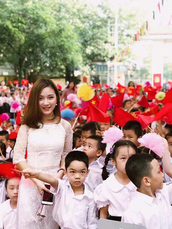 Cô giáo Bùi Thúy Ngân (sinh năm 1991) hiện đang giảng dạy tại trường Tiểu học Tân Định, Hà Nội. Cô giáo Ngân công tác tại trường được 4 năm và từng được phụ huynh chụp lại ảnh rồi chia sẻ lên mạng xã hội với nhiều lời khen về sự tận tâm, chu đáo.