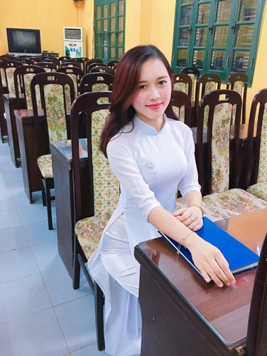 Cô giáo dạy tiếng Anh khiến dân mạng "dậy sóng" thời gian qua có tên đầy đủ là Trần Hương Thu (SN 1995) tại Vĩnh Phúc. Năm 2017, dân mạng từng xôn xao vì một bức hình chụp cô giáo được đăng tải. Đó cũng là lần đầu tiên Hương Thu tham dự buổi lễ với tư cách giáo viên.