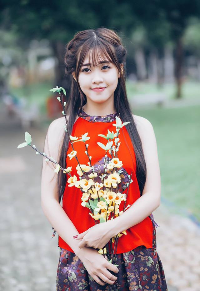 Học sinh trường THCS Long Bình nơi Thanh Tâm thực tập đem ảnh của cô giáo khoe trên mạng xã hội, nói rằng các em được cô giáo xinh xắn làm chủ nhiệm lớp. Những bức ảnh này khiến dân mạng khó tin, vì hiếm có cô giáo nào nhìn trẻ như vậy.