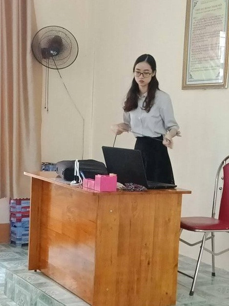Ngày 18/8, diễn đàn "Trường người ta" đã chia sẻ loạt ảnh chụp lén một nữ giáo viên đang giảng bài trên lớp, thu hút hơn 8.000 like (thích). Ngay sau khi xuất hiện, cô giáo này đã bị dân mạng truy lùng danh tính và đó là Nguyễn Thị Hà Duyên, 22 tuổi, giáo viên môn Sinh học tại trường TH - THCS - THPT Văn Lang, Quảng Ninh.