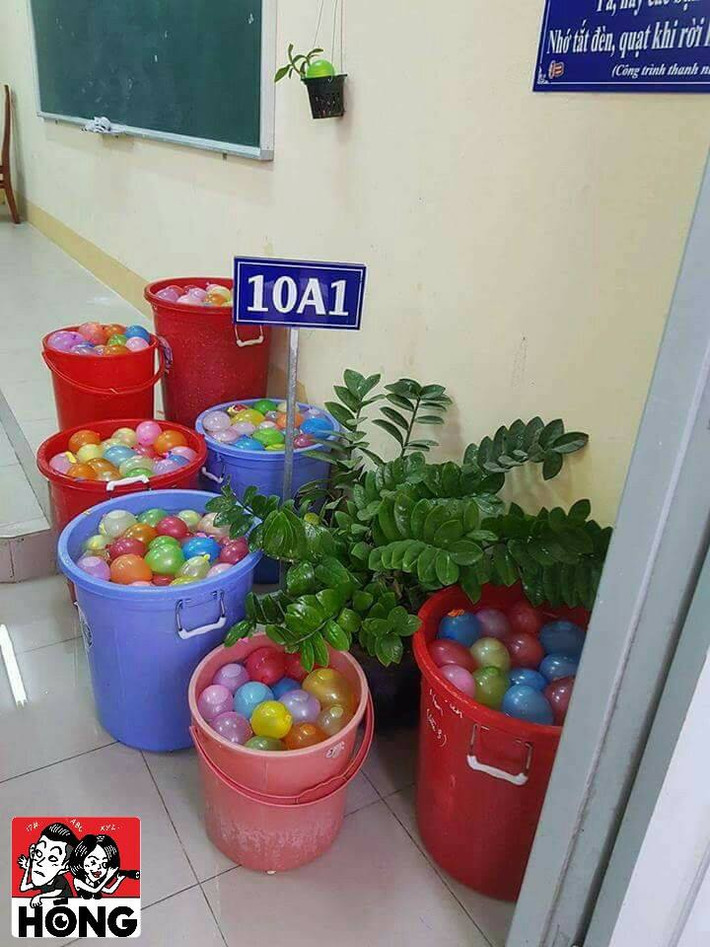 "Nhất quỷ, nhì ma, thứ ba học trò" là câu nói chưa bao giờ sai về giới học sinh. Ngoài những trò nghịch "quái đản" trong giờ học thì một đặc sản nữa trong ngày chia tay mái trường của học sinh cuối cấp, đặc biệt là tại TP HCM đó là bóng nước.