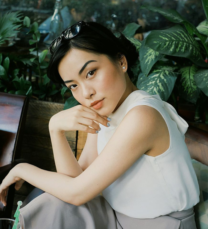Cô nàng Hà Trúc tranh thủ pose dáng tại một góc xanh mát của thành phố Tokyo.