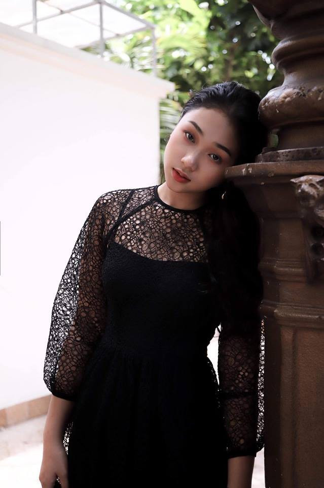 Ngoài đời, Minh Thư sở hữu style ngọt ngào, nữ tính nhưng không kém phần nóng bỏng. Cô nàng cũng được gọi là “Búp bê” khi sở hữu khuôn mặt với vẻ đẹp ngọt ngào, cân đối và hài hoà.