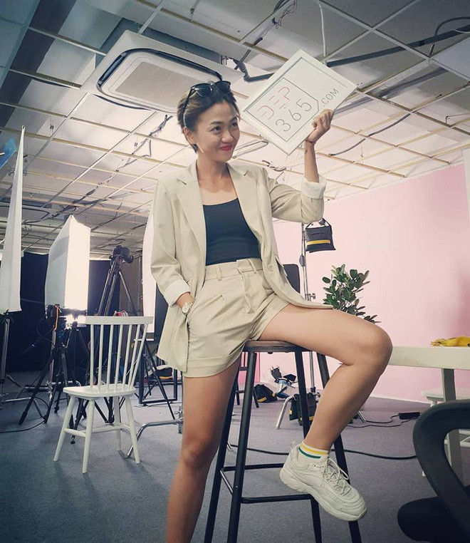 Cùng chung một mục đích đến với show truyền hình thực tế là để tìm kiếm bạn trai nhưng ai ngờ rằng hai cô gái lại "nên duyên" với nhau.