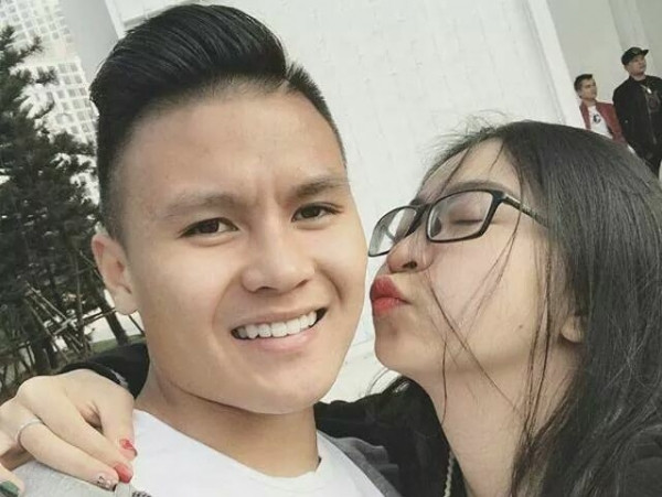 Người yêu của Quang Hải được biết với tên gọi Nhật Lệ lại được fan chàng cầu thủ này khen là thân thiện và đáng yêu. Cô nàng còn sẵn sàng chỉ địa điểm U23 đang ở để các fan có thể tặng quà dễ dàng hơn.