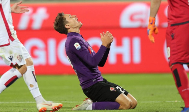 Tiền vệ Federico Chiesa vẫn đang cân nhắc liệu có nên gia hạn hợp đồng với Fiorentina vào thời gian sắp tới hay không và đây là niềm vui cho MU.