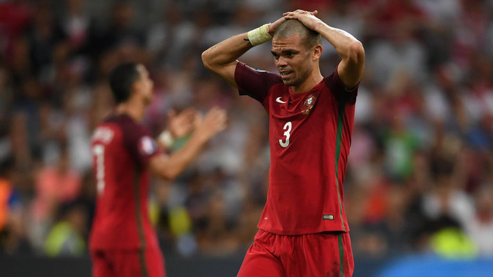 Cũng giống như Ramos, Pepe không chỉ phòng ngự hay mà khả năng không chiến của anh chàng này là khá tốt và không ít lần, cựu cầu thủ của Real Madrid đã khiến đối thủ phải ôm hận bằng những pha xuất hiện bất thình lình trong vòng cấm.