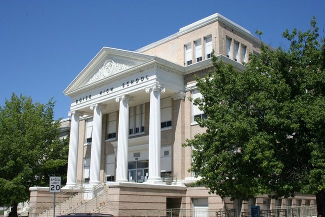 Trường trung học Boise, Boise bang Idaho: Các tòa nhà hiện tại của Trường Trung học Boise được xây dựng theo các giai đoạn bắt đầu từ năm 1908 và cho đến những năm 1960, dẫn đến các phong cách kiến trúc đa dạng, từ tân cổ điển đến Art Deco đều được tìm thấy trong khuôn viên trường.