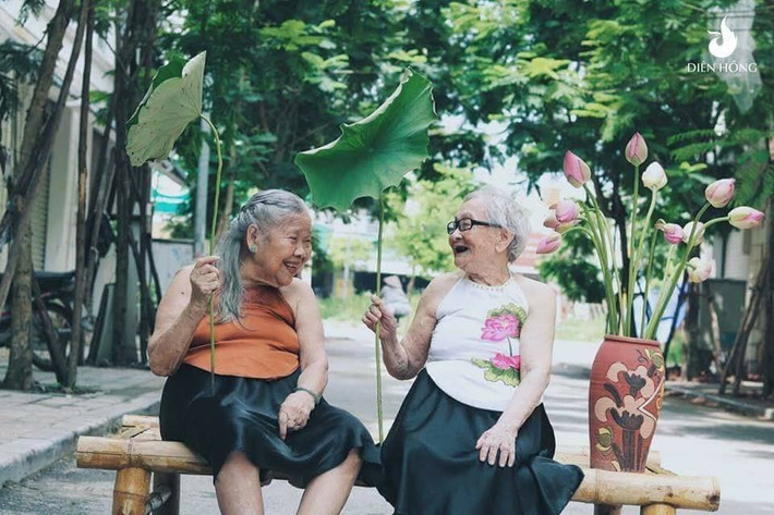 Nickname Hà My để lại bình luận dưới bộ ảnh chụp cạnh hoa sen của hai cụ bà rằng: "Nhìn bộ ảnh muốn thả nghìn tim quá! Nhìn hai cụ cười dù miệng cũng gần móm hết cả mà vẫn đẹp làm sao, vừa có nét hồn nhiên đáng yêu lại vừa phúc hậu. Ước gì về già mình cũng có một bộ ảnh nên thơ như thế".