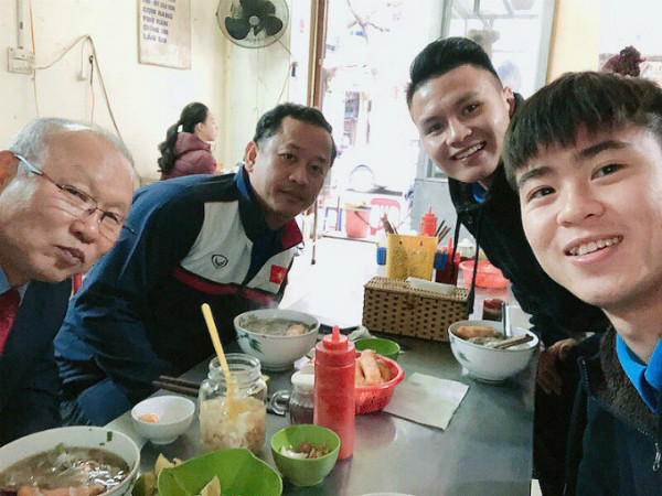 Sau khi chia tay giải đấu, các cầu thủ U23 Việt Nam trở về gia đình, chỉ còn một số ít các cầu thủ ở Hà Nội như Quang Hải và Duy Mạnh. Hai chàng cầu thủ điển trai đã tranh thủ rủ thầy Park Hang-seo và trợ lý đi ăn phở Hà Nội.