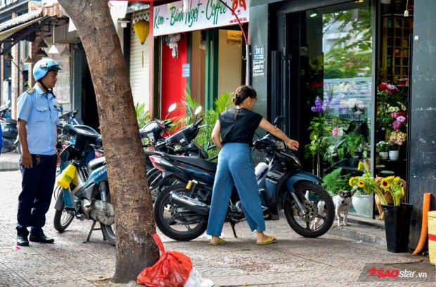 Hầu hết người dân khi thấy đội bắt chó đến đều nhanh chóng tìm cách xua đuổi chó vào trong nhà.