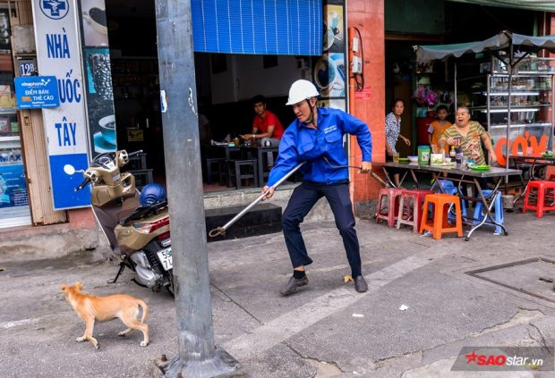 Tất cả chó thả rông ngoài đường, không rọ mõm sẽ được đội bắt chó tiến hành bắt giữ, đưa về số 31, Mai Thị Lựu để chờ chủ đến nhận. Trong thời gian chờ giải quyết, chó sẽ được chăm sóc, ăn uống đầy đủ.