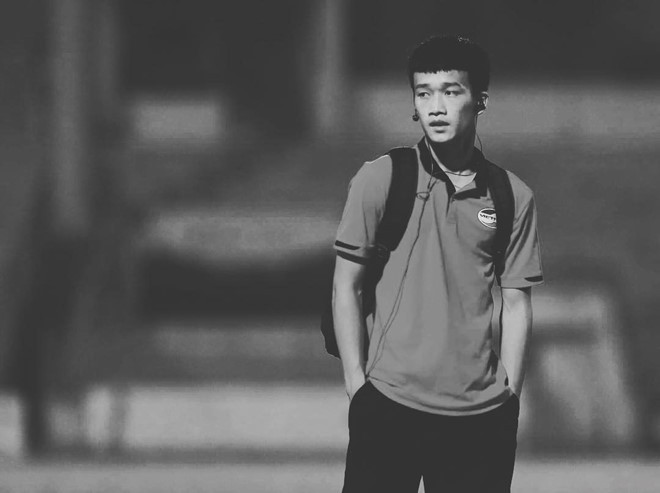 Ngay sau khi xuất hiện trong đội hình triệu tập của đội tuyển Việt Nam, Hoàng Đức ngay lập tức khiến dân mạng, nhất là hội các chị em chú ý bởi ngoại hình điển trai và gương mặt khá dễ thương.