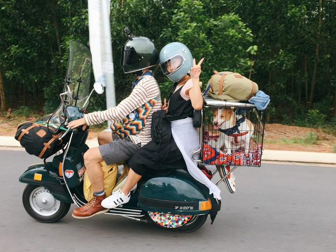 Trong những bức ảnh của mình, Minh Trúc đã ghi lại những khoảnh khắc hành trình phượt bằng xe Vespa, phía sau đèo theo cô bạn gái và chú chó cưng khiến dân mạng thích mê.