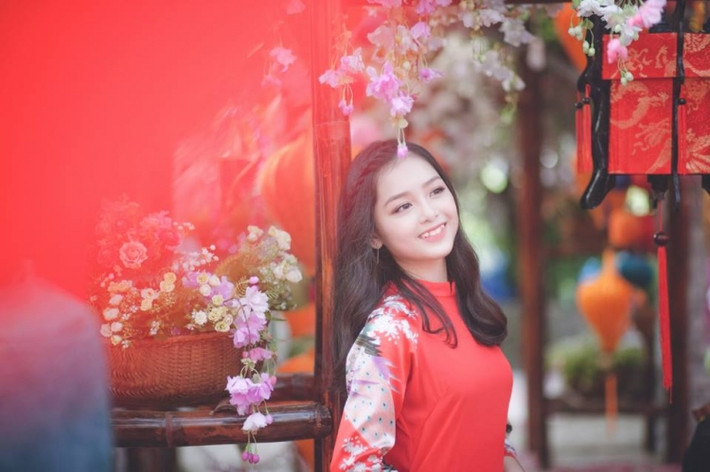 Trong bộ ảnh của mình, Thu Hiền chọn sắc đỏ với ý nghĩa may mắn để cho màu áo dài của mình. Bên cạnh đó, cô bạn cũng chọn bộ áo dài cách tân để tạo nên sự trẻ trung mới lạ