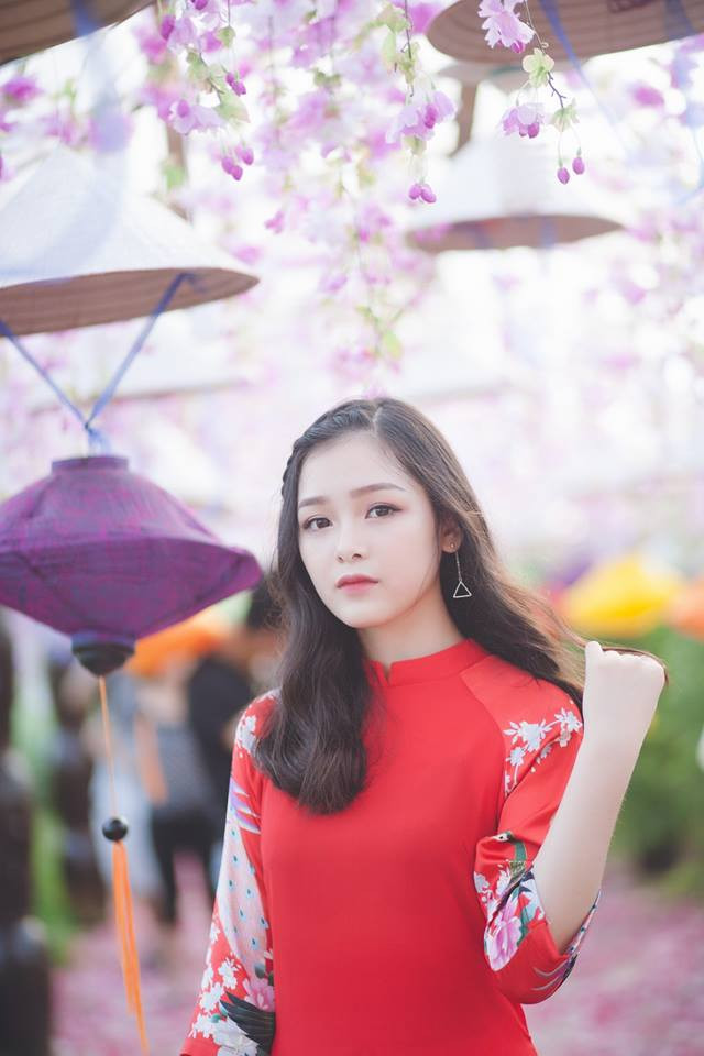 Trung thu chỉ cách chúng ta 2 tuần nữa, vào thời điểm này những phim trường chụp ảnh ở Hà Nội với khung cảnh Trung thu với đèn lồng lại tấp nập khách ghé thăm, đặc biệt là các bạn gái để ghi lại những hình ảnh của tuổi thanh xuân.