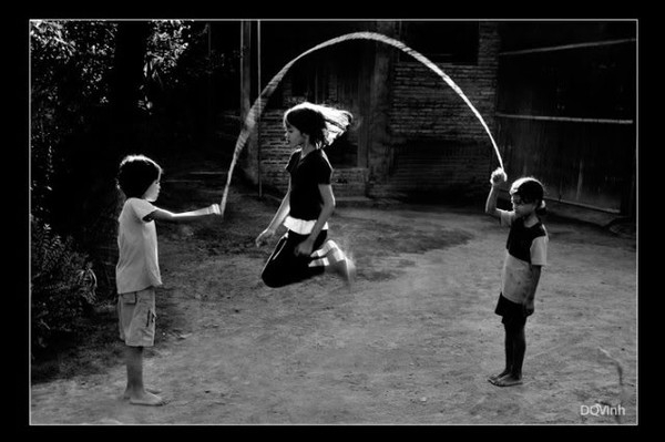 Nhảy dây là trò chơi được nhiều bạn gái yêu thích và giờ nó chỉ còn nằm trong ký ức.