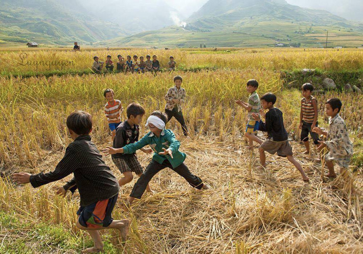 Bịt mắt bắt dê tại cánh đồng lúa sau khi thu hoạch vụ mùa. Rồi sau đó, cả hội lại tản ra đi "mót lúa" vương vãi để cùng nhau đi nấu cơm lon hay nổ bỏng gạo.