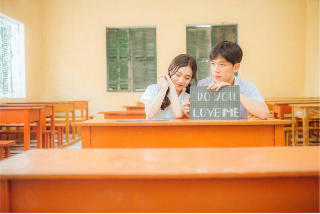 Từ chất liệu màu ấm, bộ ảnh "dắt em qua thanh xuân" của cặp đôi trường Chu Văn An như mang nắng ấm sưởi chan hòa làm xóa tan những ngày sắp phải chia xa.