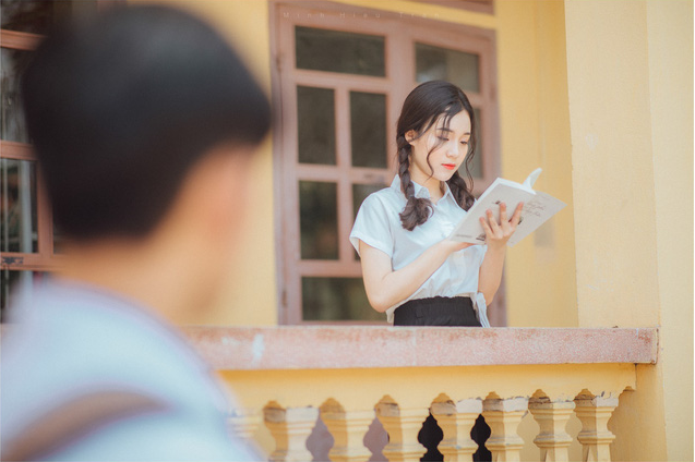 Chia sẻ về bộ ảnh này với báo chí, cặp đôi Nhật Nam và Thúy Hằng cho biết để ghi dấu ấn những ngày cuối cùng của đời học sinh, 2 bạn đã cùng nhau thực hiện một bộ ảnh để ghi dấu thanh xuân đầy tươi đẹp này.