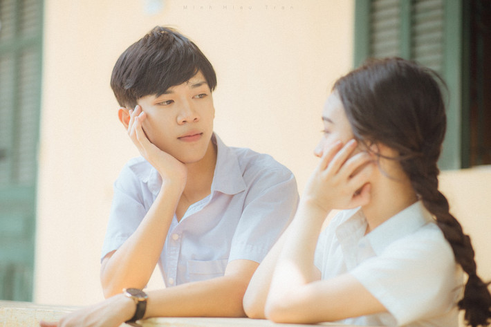 Mới đây trên mạng xã hội, bộ ảnh mang tên "dắt em qua thanh xuân" của đôi bạn trường Chu Văn An đã chiếm được cảm tình sâu sắc của cộng đồng mạng. Bởi qua những khoảnh khắc đó, nhiều người đã đi qua những ngày tháng tươi đẹp ấy tự mỉm cười và hoài niệm về những kỉ niệm trước đây ở tuổi 17 của mình.