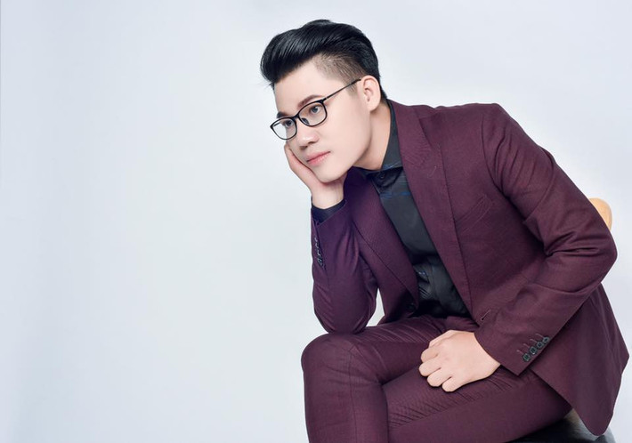 Nguyễn Duy Cường sinh ra trong một gia đình có hoàn cảnh vô cùng khó khăn ở Nghệ An. Hiện anh chàng này là giảng viên trường ĐH Khoa học xã hội và Nhân văn trong học hàm tiến sĩ Triết học, chuyên ngành Mỹ học.