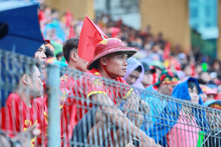 Dù thua trận trước Hàn Quốc nhưng Olympic Việt Nam vẫn khiến nhiều NHM yêu mến. Điều này thể hiện qua câu chia sẻ của bạn Hà Huy An (21 tuổi, hiện là sinh viên ở Hà Nội): "Dù nắng hay mưa nhưng tình yêu bóng đá của người Việt vẫn được xếp vào hàng số 1 thế giới. Chẳng bởi thế mà nhiều báo chí nước ngoài nói rằng việc vào bán kết của thầy trò HLV Park Hang Seo khiến người dân đổ ra đường chẳng khác gì Pháp vô địch World Cup vừa qua".