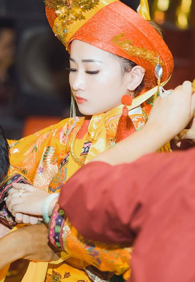 Những hình ảnh xinh đẹp của Thu Hường khi hầu đồng được dân mạng chia sẻ trên mạng xã hội.