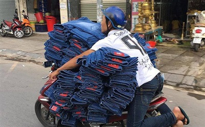 Không đủ chỗ cho người ngồi thì ngồi lên nóc.