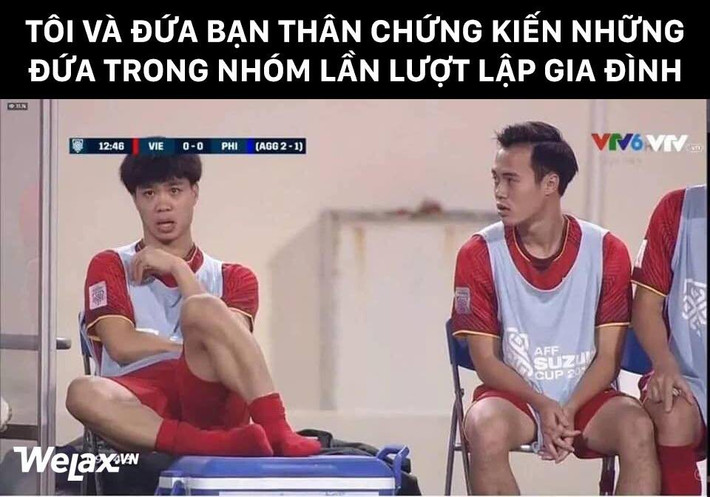 Hình ảnh Văn Toàn và Công Phượng cùng ngồi dự bị ở ngoài trong trận bán kết của đội tuyển Việt Nam với Philippines đã trở thành chủ đề của những bức ảnh chế bóng đá trên MXH của CĐM.