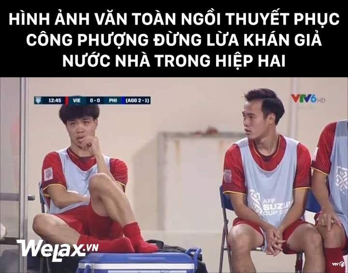 Cũng giống như trong trận bán kết lượt đi AFF Cup 2018 giữa đội tuyển Việt Nam và Philippines, Công Phượng lại ngồi dự bị ở trận lượt về và khi ngồi ngoài sân, các phóng viên đã bắt được khoảnh khắc cực bá đạo của cầu thủ này.