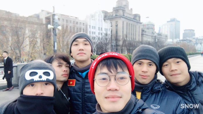 Dù đây chỉ là một câu trả lời khá vui vẻ nhưng nhiều fan nữ đã phải sụp đổ và bình luận rằng: "Trai đẹp thời nay đã hiếm mà các bạn ấy lại còn yêu nhau". Hay như nickname Minh Hằng (24 tuổi, Hà Nội) có viết: "May mà không phải sự thật chứ nếu là thật chắc em mất niềm tin vào đàn ông quá".