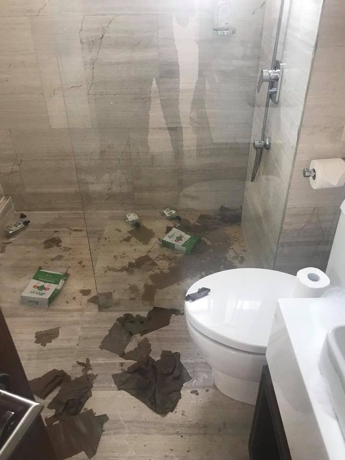 Ngay sau đó, bài viết về căn phòng khách sạn bẩn thỉu này đã thu hút được sự quan tâm lớn của CĐM. Đặc biệt, chỉ vài bức ảnh nhưng bài viết đã chia sẻ về những buồn vui trong nghề dọn phòng khách sạn.