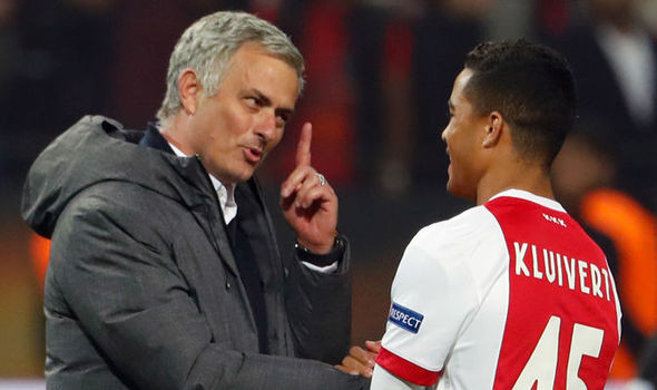 Tin chuyển nhượng cầu thủ từ Sport, HLV Mourinho thuyết phục Justin Kluivert đừng rời Ajax trong kỳ chuyển nhượng mùa Đông, đợi đến hè gia nhập Quỷ đỏ. Ảnh: Sport