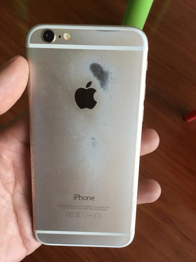 Nhìn những hình ảnh này, ai cũng thấy xót xa cho những chiếc smartphone rơi vào tay người chủ ''dùng như phá''.