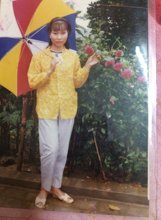 Thời trang của bậc phụ huynh khá đơn giản với những chiếc áo bay lòe loẹt, quần ống rộng và đôi dép nhựa thần thánh.
