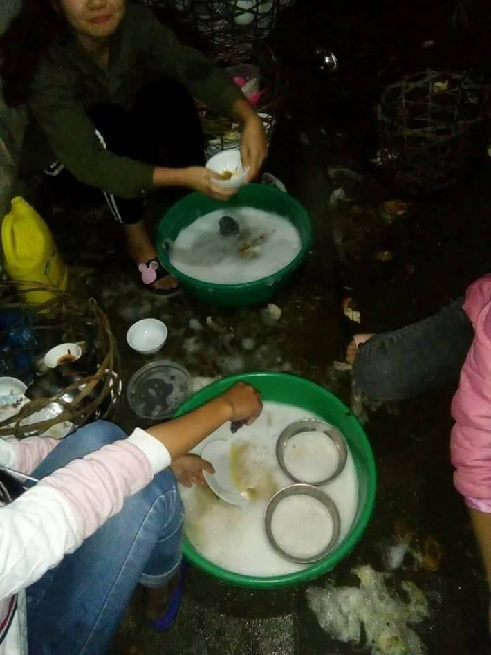 Mẹ bỉm sữa có tên Lan Hương (28 tuổi, Hà Nội) chia sẻ: "Tết quả thực đáng sợ, con thì nhỏ cứ lẽo đẽo theo. Nhưng nhà khách khứa thì đông nhiều lúc mình vừa phải địu con sau lưng và tay phải rửa bát. Nhìn khác gì dân tộc không?".