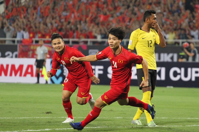 Cách duy nhất để các hậu vệ Malaysia có thể lấy được bóng trong chân của Công Phượng chính là thực hiện những tình huống phạm lỗi đầy thô bạo với anh.