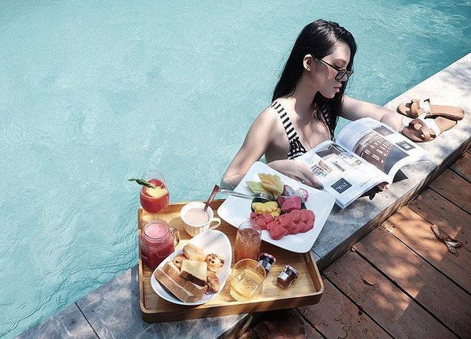 "Trend" chuẩn của năm nay phải là mang đồ ăn ra hồ bơi rồi vừa ngụp lặn dưới nước vừa thưởng thức thì mới được coi là sành điệu.
