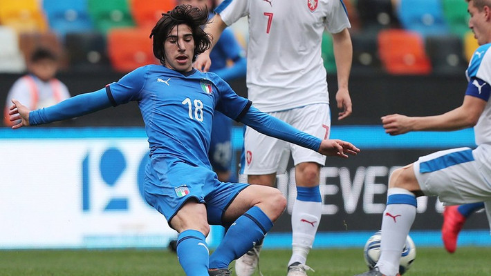 Tờ The Sun đưa tin, Chelsea đang thể hiện quyết tâm rất cao trong cuộc đua với Juventus, AS Roma, AC Milan và Inter Milan để giành tài năng trẻ Sandro Tonali của Brescia.
